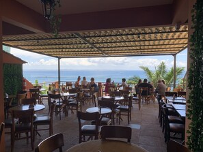 Petit déjeuner, déjeuner et dîner servis sur place