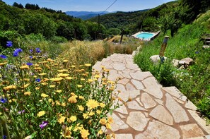 Property grounds - Le Chene - Cosy gite with panoramic mountain views, immersed in beautiful nature (Riols)