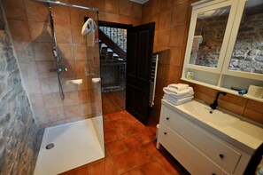 Shower, hair dryer - Les Coumayres - Rustic and charming farmhouse with panoramic mountain views, immersed in beautiful n (RIOLS)