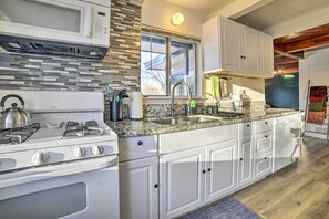 Fridge, microwave, stovetop, dishwasher - Gateway to Mt Rose Ski! Reno Home w/ Fireplace (Reno)