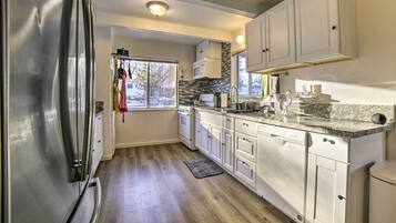 Fridge, microwave, stovetop, dishwasher