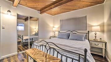 4 bedrooms, iron/ironing board, WiFi, bed sheets