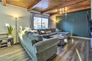 TV, fireplace - Gateway to Mt Rose Ski! Reno Home w/ Fireplace (Reno)