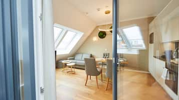 Superior-Apartment | Wohnzimmer | 55-Zoll-Smart-TV mit Satellitenempfang, Tablet-PC, Fußbodenheizung
