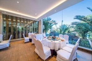 Outdoor dining - Botai Hotel (Qujing)