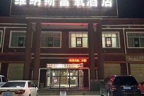 Un edificio con un cartel que dice 'Hotel'.