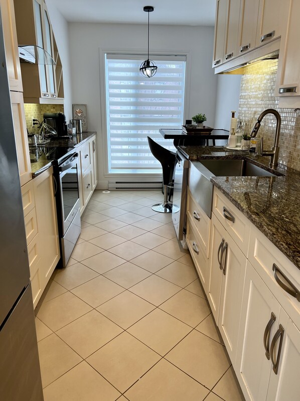 Großer Kühlschrank, Mikrowelle, Ofen, Geschirrspüler