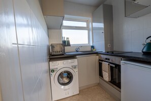Fridge, microwave, oven, stovetop - Two bedroom apartment in Dartford-Lovely decor (Dartford)