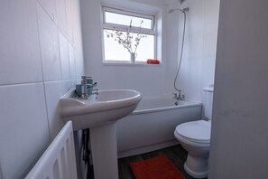 Towels, soap, shampoo - Two bedroom apartment in Dartford-Lovely decor (Dartford)