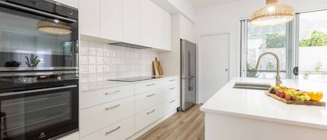 Refrigerador, microondas, horno, placa de cocina