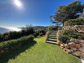 Property grounds - Beautiful house with pool, terraces and garden (Fréjus)