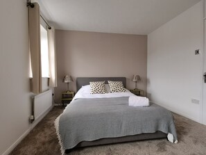 4 bedrooms, WiFi, bed sheets - Large modern 4 Bedroom house, city center location (Cardiff)