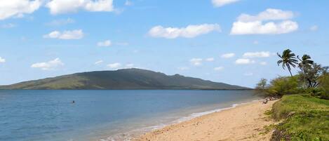 En la playa y toallas de playa