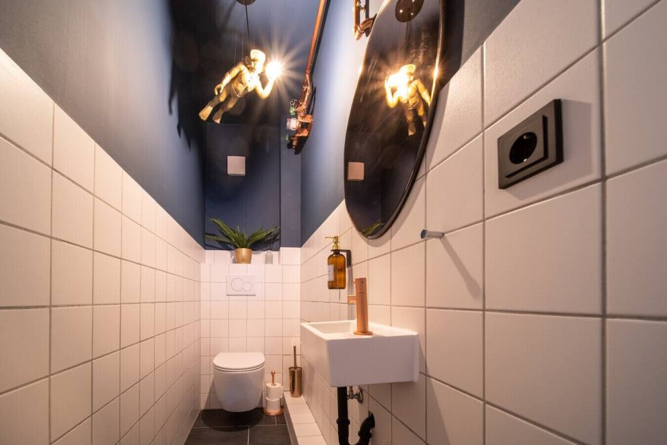 Een haardroger, handdoeken