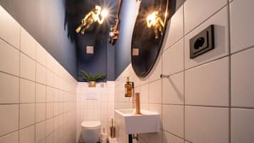 Een haardroger, handdoeken