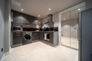 Refrigerador, microondas, horno y parrilla de estufa 