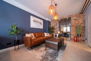 TV connectée, livres, chaîne hi-fi