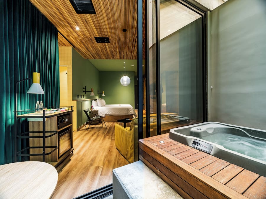 Grand studio suite, 1 kingsize bed, bubbelbad, op benedenverdieping | Hypoallergeen beddengoed, donsdekens, een minibar, een kluis op de kamer