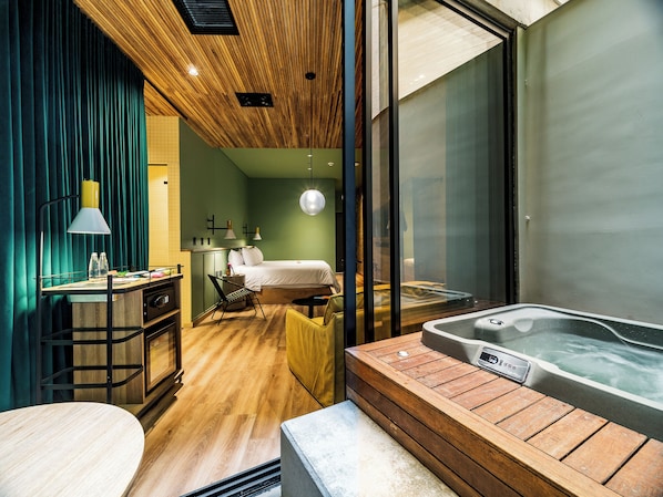 Suite Studio Majestueuse, 1 très grand lit, bain à remous, rez-de-chaussée | Literie hypoallergénique, couette en duvet d'oie, minibar