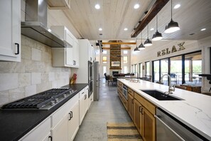 Fridge, microwave, oven, stovetop - Papa Casa- 7bd with Pool and 2 Hot tubs (Broken Bow)