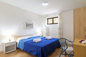 3 habitaciones, tabla de planchar con plancha y cuna de viaje 