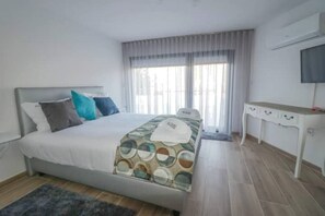 3 bedrooms, travel cot, free WiFi, bed sheets