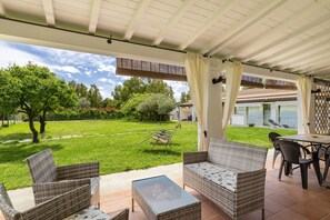 Outdoor dining - Clear House with direct access to the beach (Marina San Gemiliano)