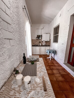 Fridge, microwave, dishwasher, cookware/dishes/utensils