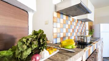 Een koelkast, een magnetron, een koffiezetapparaat/waterkoker