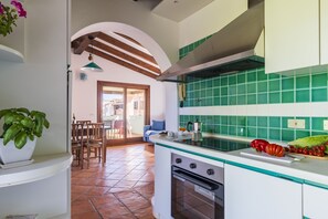 Kühlschrank, Ofen, Kochgeschirr/Geschirr/Besteck, Esstisch