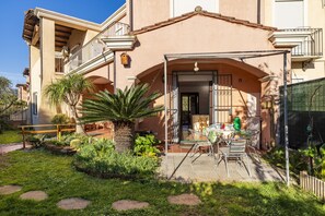 Outdoor dining - Vacation House Summer By The Sea (Tortoli')
