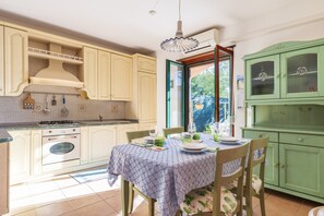 Frigorífic i utensilis de cuina, vaixella i coberteria 