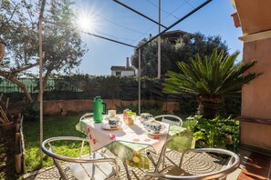 Outdoor dining - Vacation House Summer By The Sea (Tortoli')