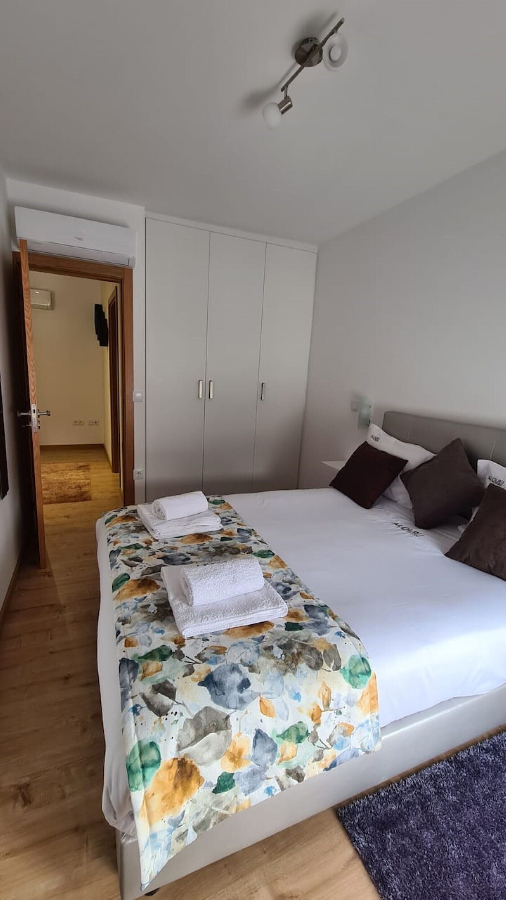 2 dormitorios, cuna de viaje, wifi gratis y ropa de cama