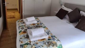 2 dormitorios, cuna de viaje, wifi gratis y ropa de cama