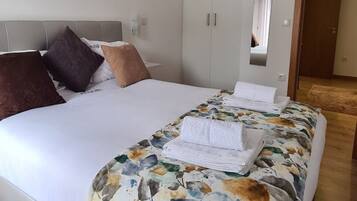 2 bedrooms, travel crib, free WiFi, bed sheets