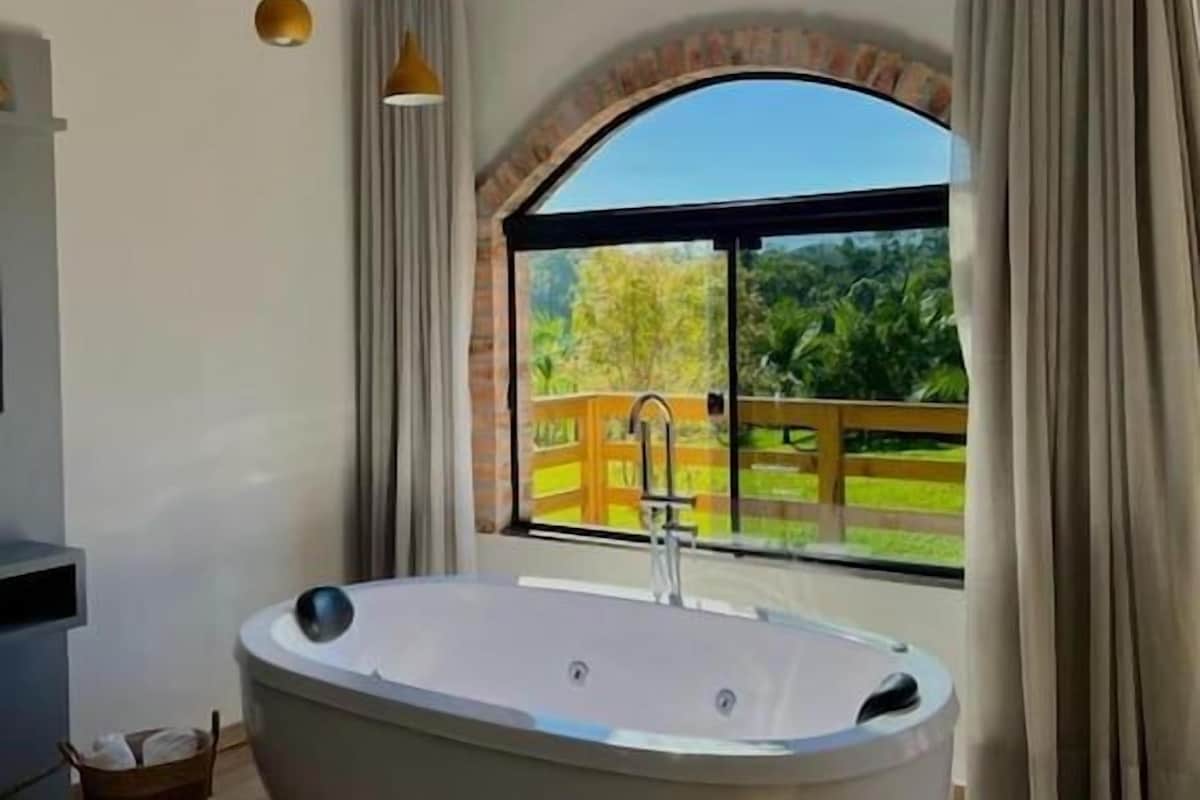 Bathroom | Separate bathtub and shower, jetted bath, hydromassage showerhead