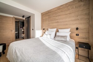 3 bedrooms, iron/ironing board, internet, bed sheets