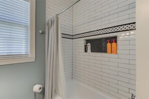 Dusche, Regendusche, Haartrockner, Handtücher