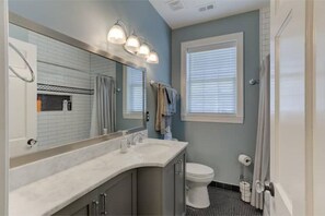 Shower, rainfall showerhead, hair dryer, towels - Luxury 1930s Reno'd Cape Cod, ❤️ of Midtown, 🐾, EV 🔌 (Memphis)