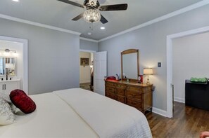 4 bedrooms, desk, iron/ironing board, free WiFi - Luxury 1930s Reno'd Cape Cod, ❤️ of Midtown, 🐾, EV 🔌 (Memphis)