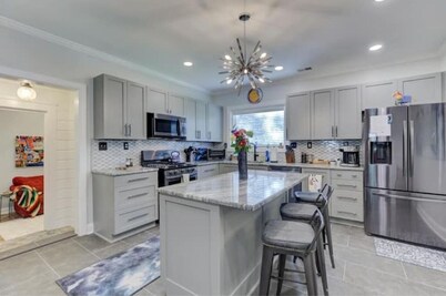 Luxury 1930s Reno'd Cape Cod, ❤️ of Midtown, 🐾, EV 🔌