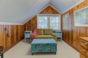 Smart TV, fireplace, Netflix, streaming services