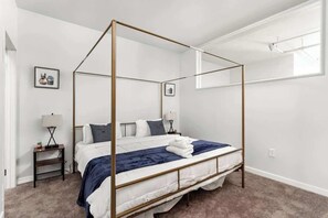 2 habitaciones, escritorio, tabla de planchar con plancha y wifi 