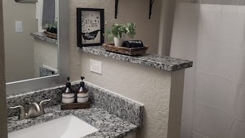 Een haardroger, handdoeken, zeep, shampoo