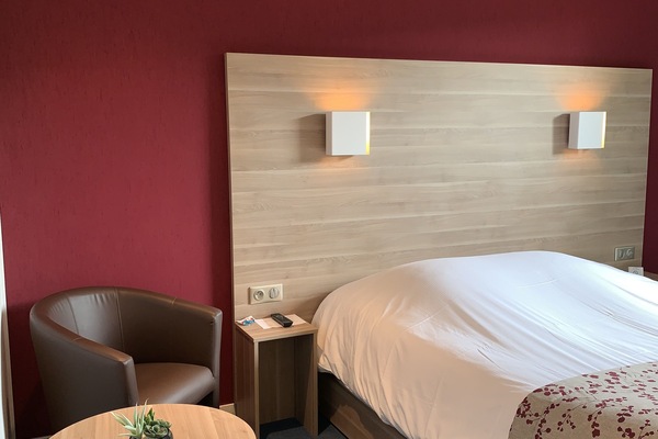 Comfort-Zimmer | Schreibtisch, laptopgeeigneter Arbeitsplatz, schallisolierte Zimmer