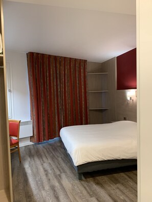 Desk, laptop workspace, soundproofing, iron/ironing board - Hôtel AGENA Lille Aéroport Lesquin (Faches-Thumesnil)