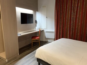 Desk, laptop workspace, soundproofing, iron/ironing board - Hôtel AGENA Lille Aéroport Lesquin (Faches-Thumesnil)