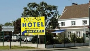 Señal del Hotel Agena, con 40 habitaciones, un centro comercial y un número de contacto.