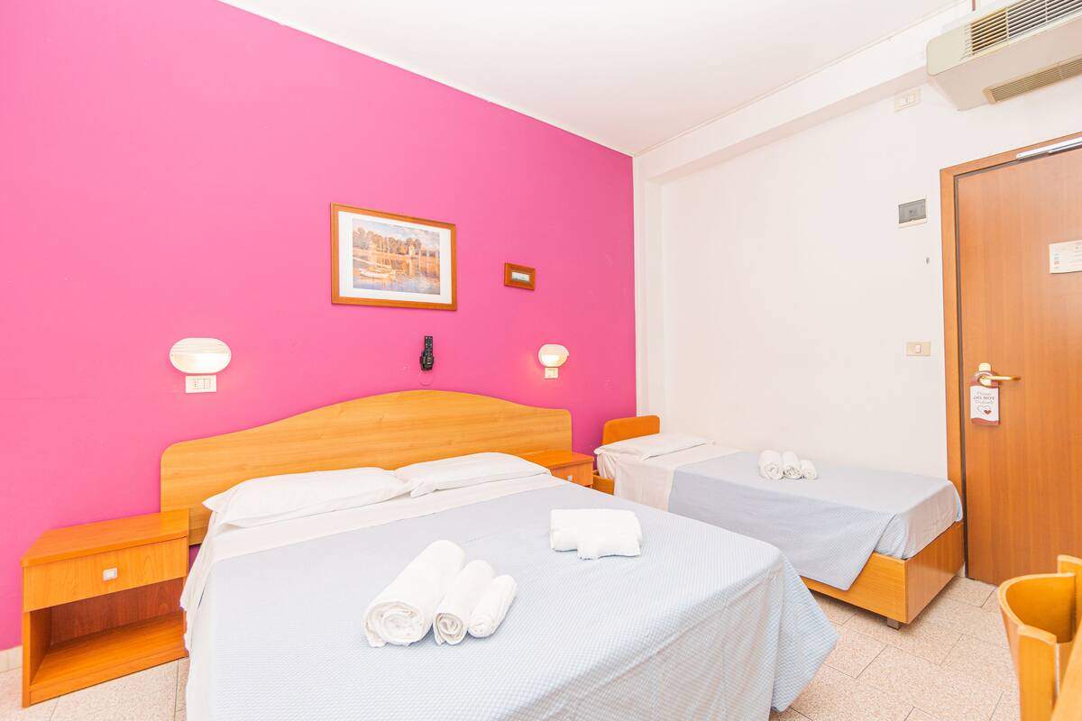 Basic Triple Room | In-room safe, soundproofing, WiFi (free)